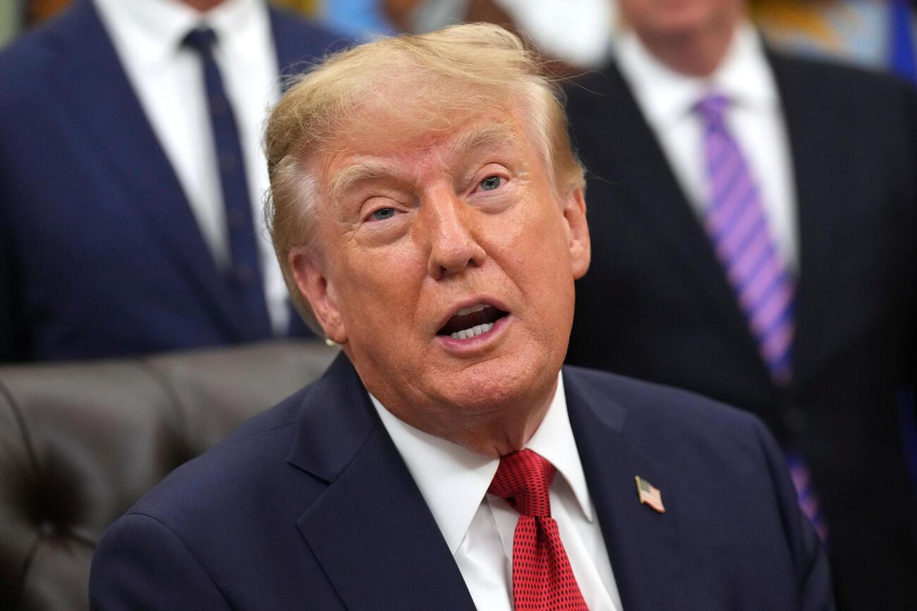 米ホワイトハウスの執務室で話すトランプ大統領＝18日、ワシントン（AP＝共同）