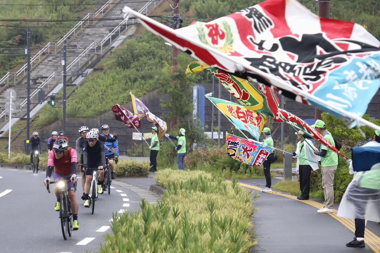 「ツール・ド・東北2026」で宮城県女川町を疾走する参加者（共同）