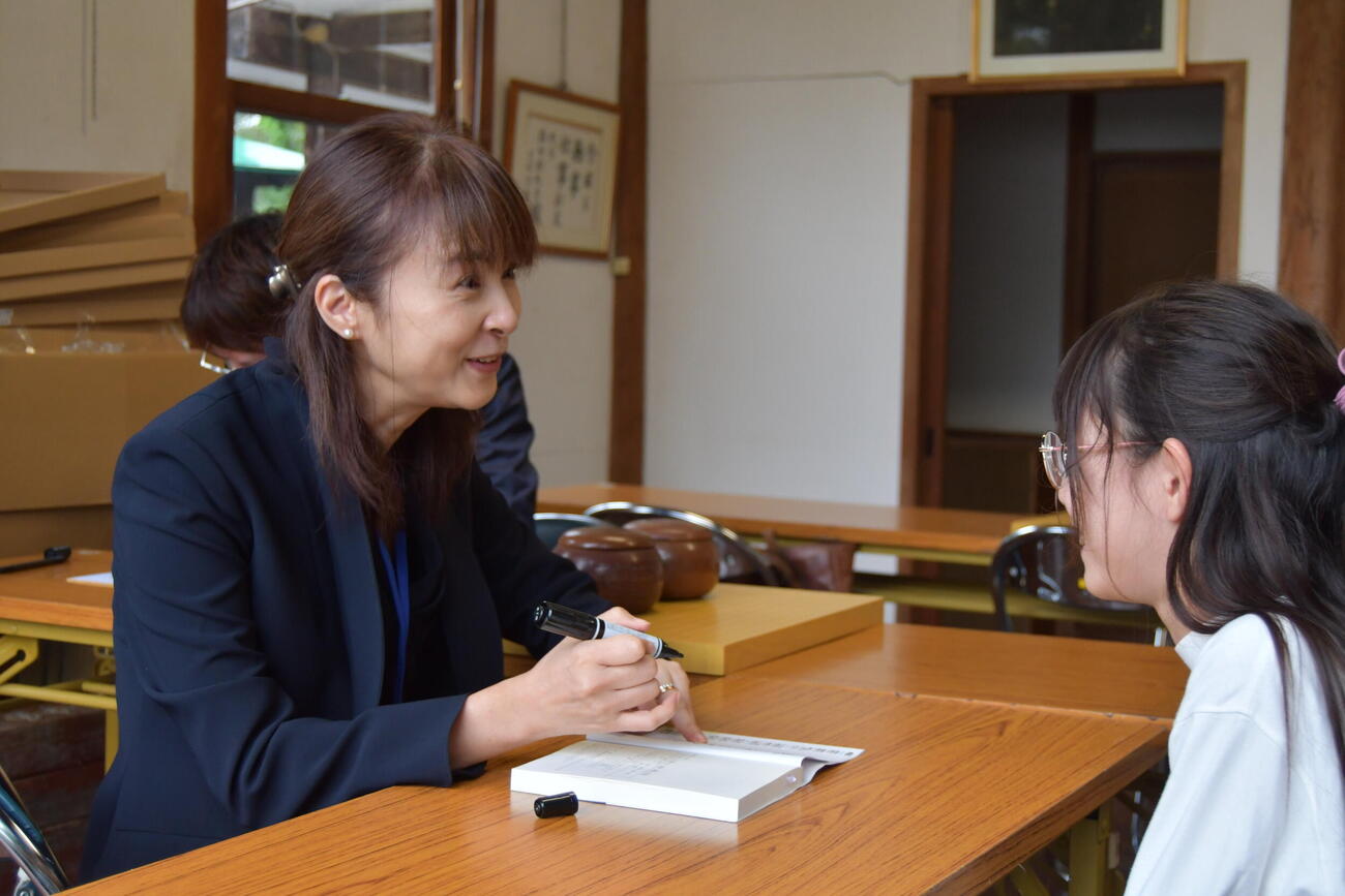 ファンへのサインに気軽に応じた吉原由香里六段