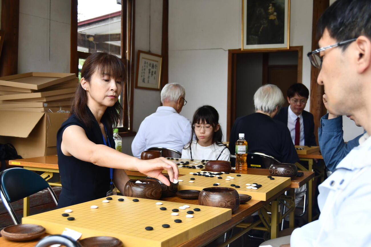 ファンへの指導碁を行った吉原由香里六段