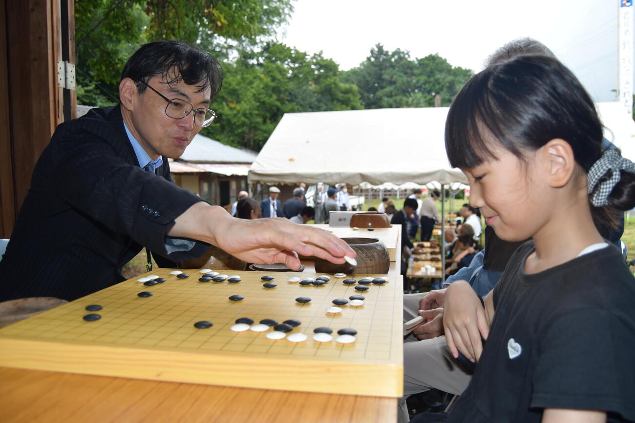 棋士側の中心として今回のイベントに尽力した藤澤一就八段（左）