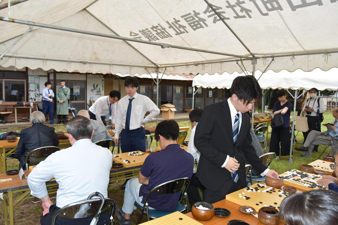 「新しき村」で初めて開催された「もろやま『この道』囲碁祭り」