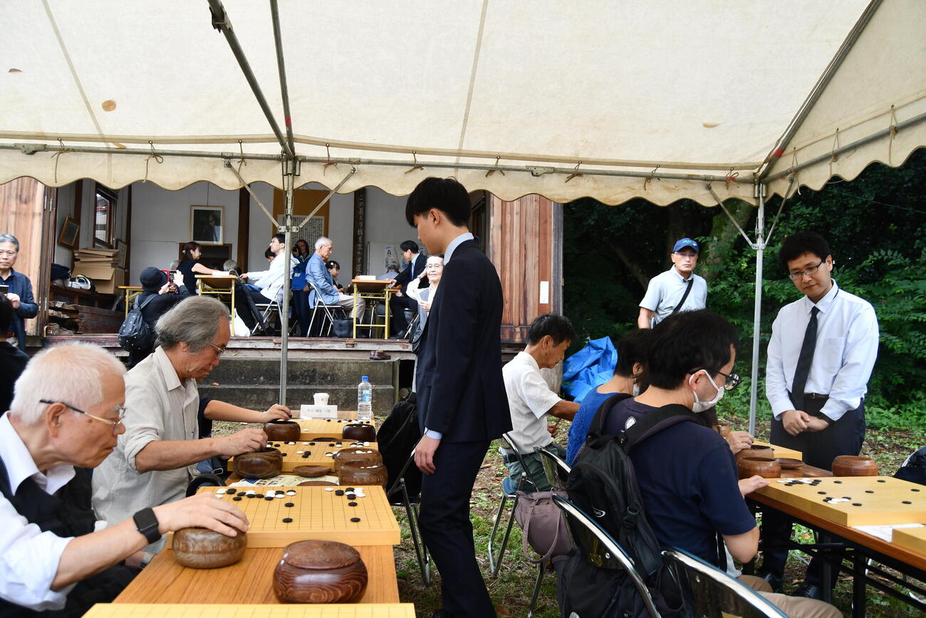 「新しき村」で初めて開催された「もろやま『この道』囲碁祭り」