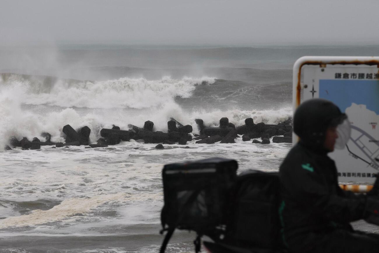 台風25号の影響で神奈川県鎌倉市の海岸に打ち寄せる荒波＝21日午後2時53分(共同)