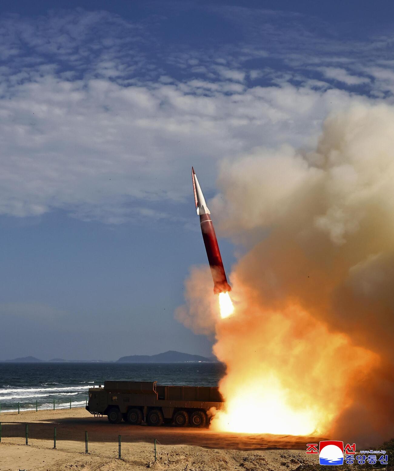 北朝鮮のミサイル総局が実施した新型兵器の試験＝20日（朝鮮中央通信＝共同）