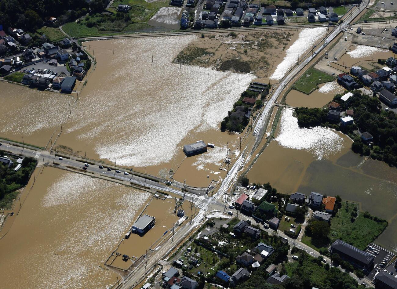 大雨で冠水した千葉県大網白里市内。中央の建物は1カ月余りで3度目の被災をしたコンビニエンスストア＝22日午前9時27分（共同）