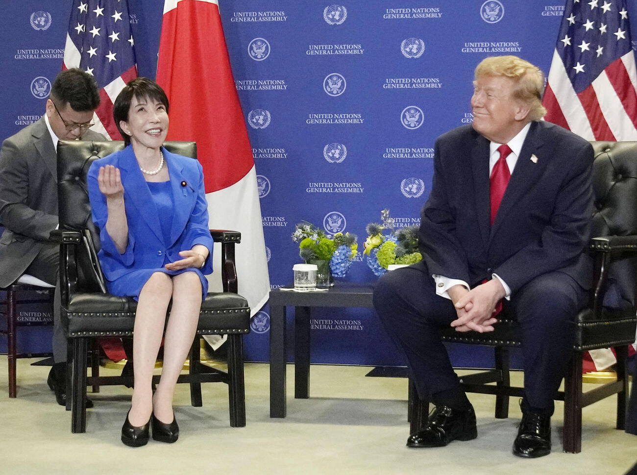 会談する高市首相（左）とトランプ米大統領＝22日、米ニューヨークの国連本部（共同）