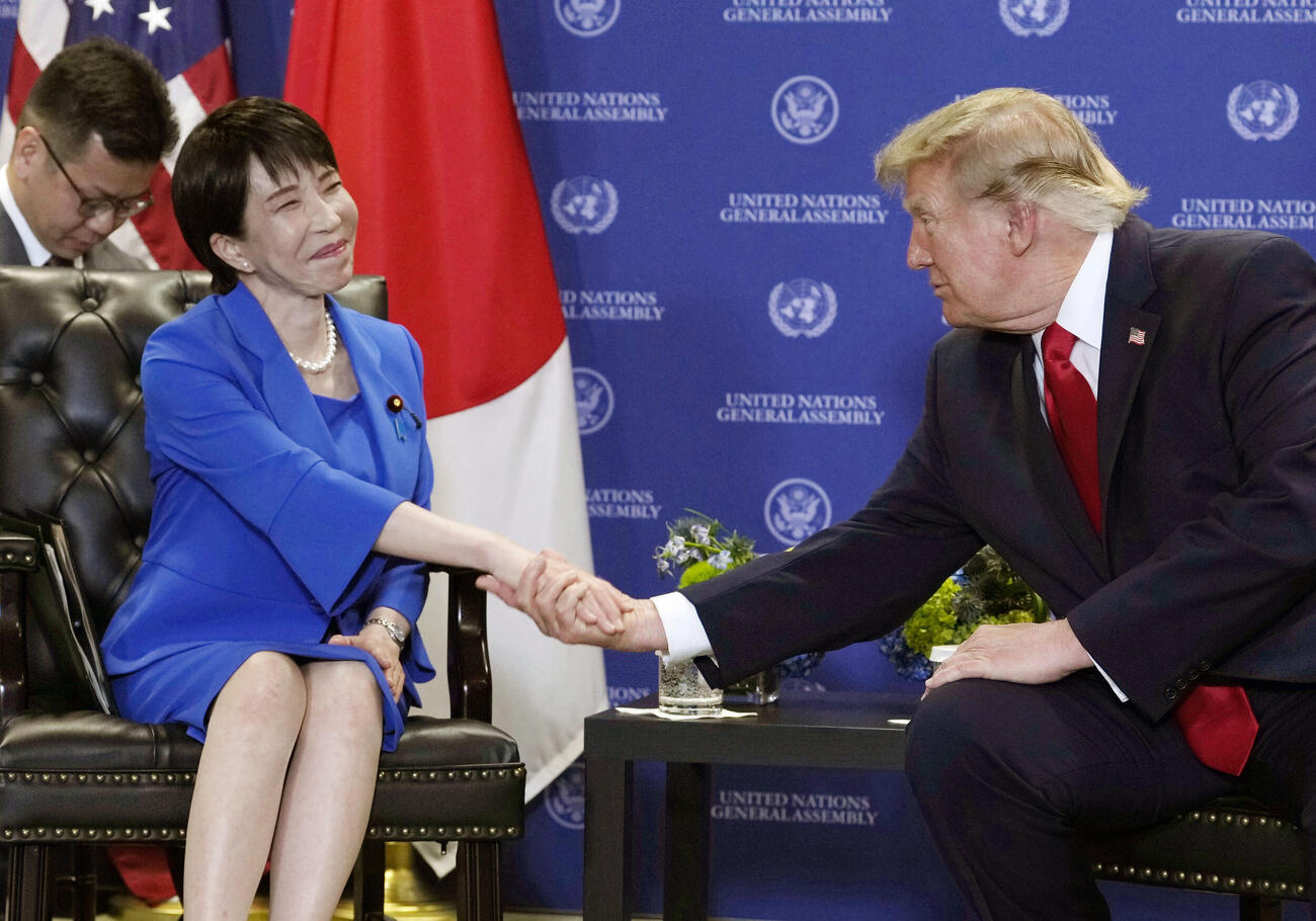 会談で握手を交わす高市首相（左）とトランプ米大統領＝22日、米ニューヨークの国連本部（共同）
