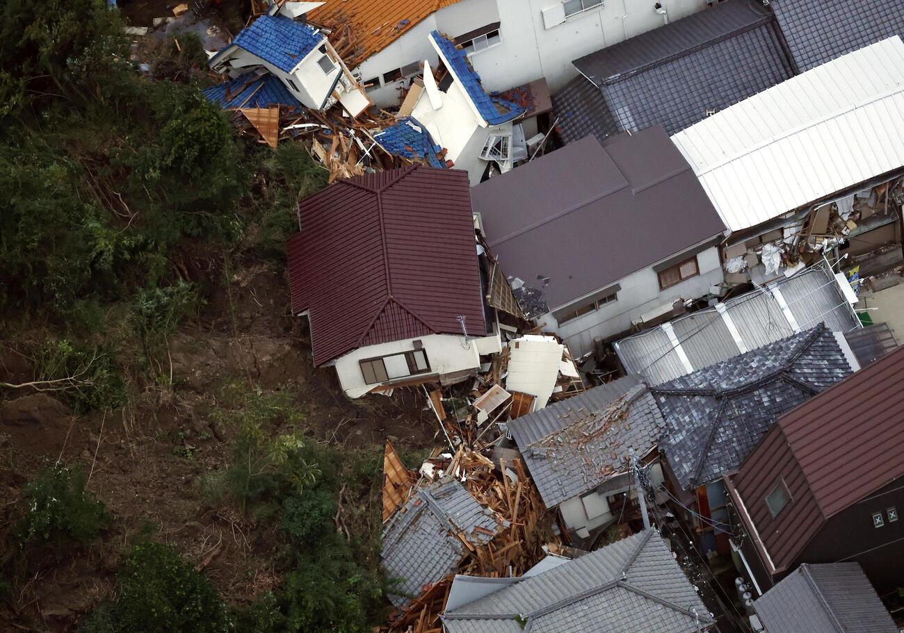千葉県鴨川市の土砂崩れに巻き込まれた住宅＝22日午後5時25分（共同通信社ヘリから）