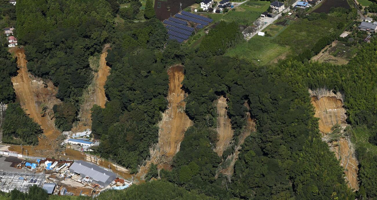 千葉県長柄町の土砂崩れ現場＝22日午前9時38分（共同通信社ヘリから）
