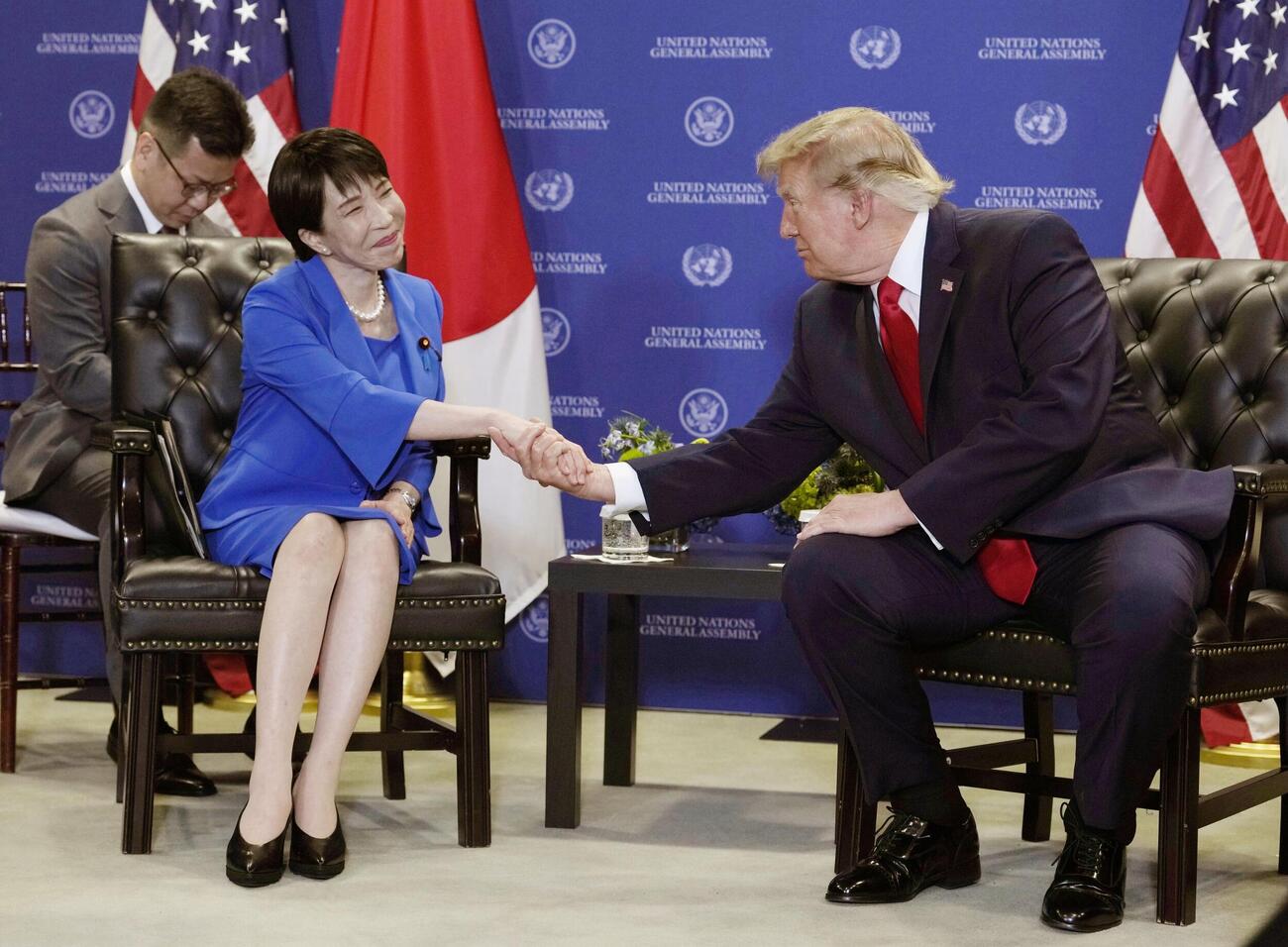 会談で握手を交わす高市首相（左）とトランプ米大統領＝22日、米ニューヨークの国連本部（共同）