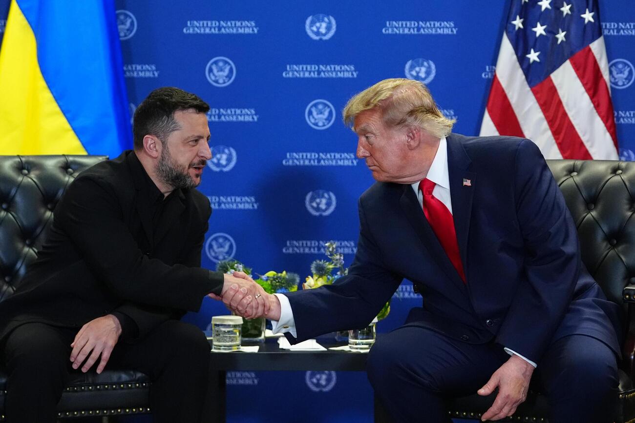 22日、国連総会が開かれているニューヨークで会談するウクライナのゼレンスキー大統領（左）とトランプ米大統領（AP＝共同）