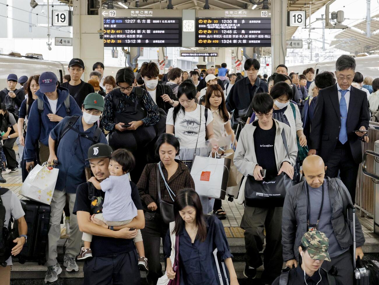 シルバーウイークが最終日となり、旅行や帰省先から戻る人たちで混み合うJR東京駅（共同）