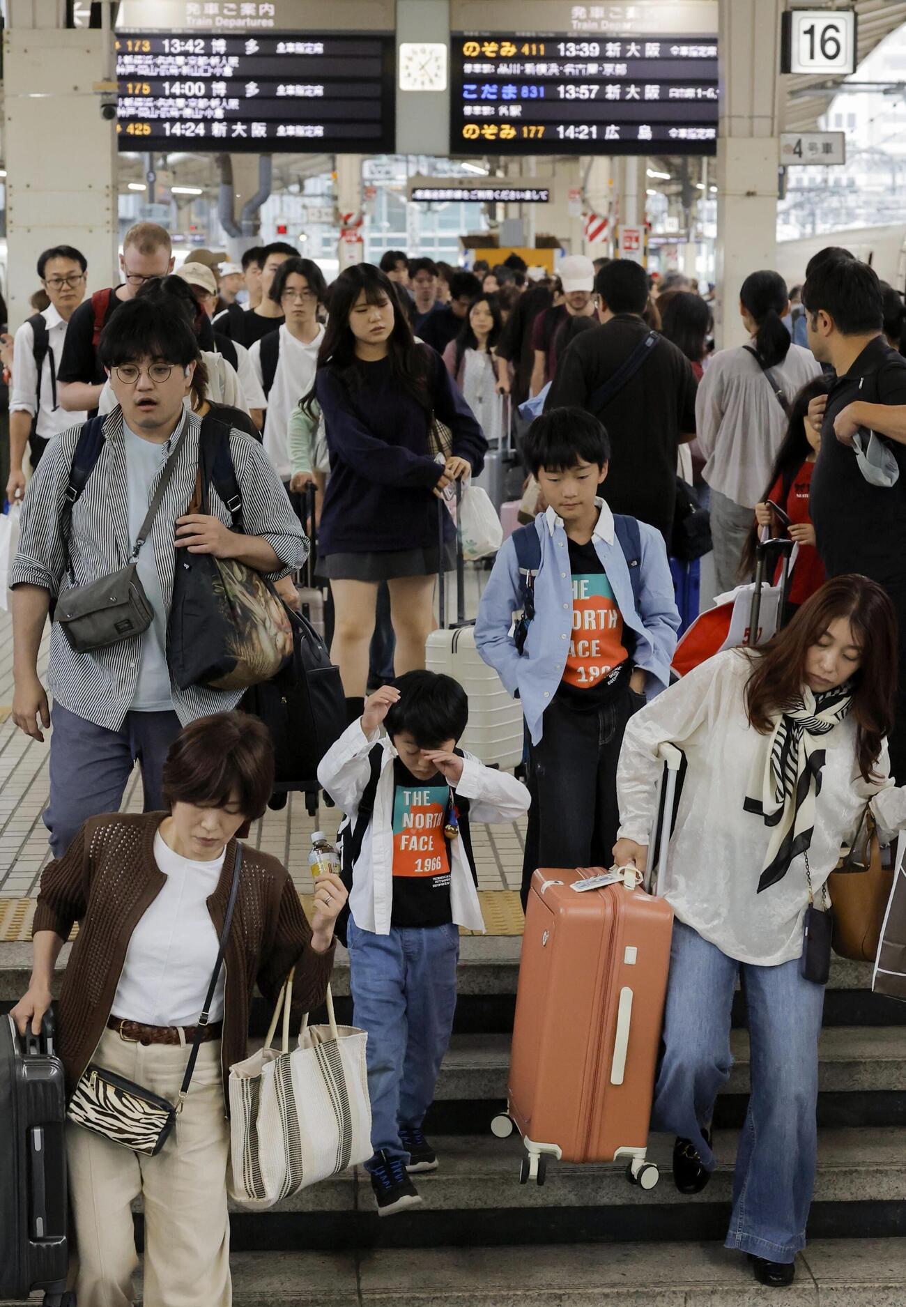 シルバーウイークが最終日となり、旅行や帰省先から戻る人たちで混み合うJR東京駅（共同）