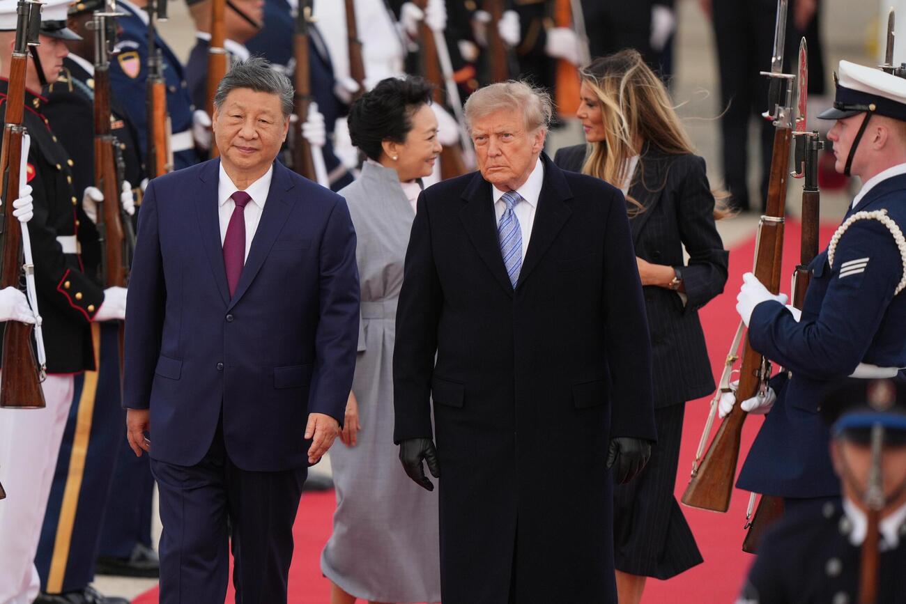 23日、ワシントン郊外のアンドルーズ空軍基地で、中国の習近平国家主席（左）を出迎えるトランプ米大統領＝23日（AP＝共同）