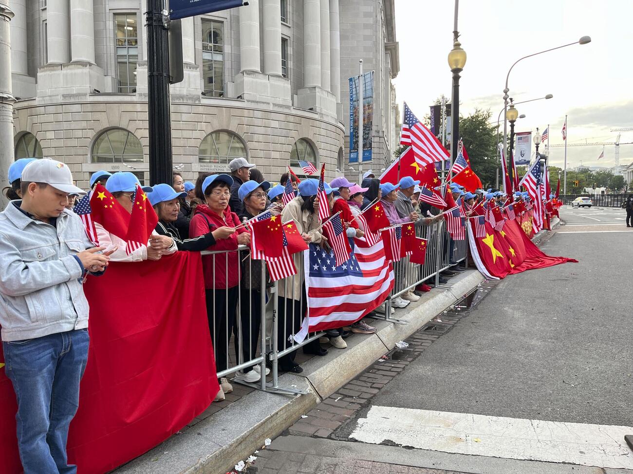 23日、中国の習近平国家主席の訪米をホワイトハウス近くの沿道で歓迎する市民ら＝ワシントン（共同）