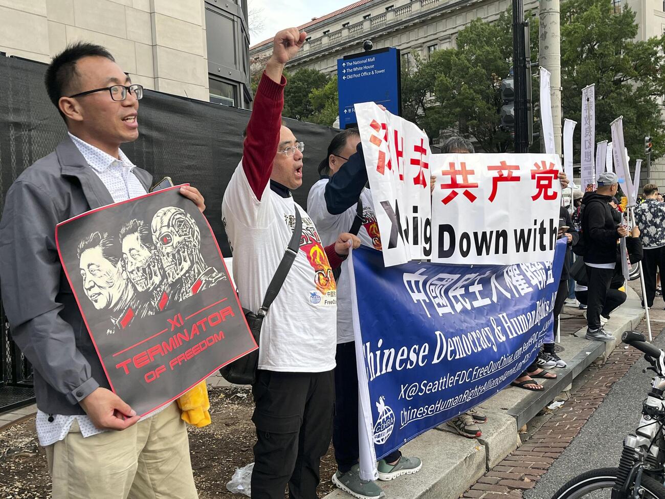 23日、米ホワイトハウス近くで中国の習近平指導部に抗議する市民ら＝ワシントン（共同）