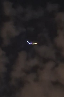 イラン首都テヘランの上空を飛行するUFOとされる映像（ファルス通信のXから、共同）