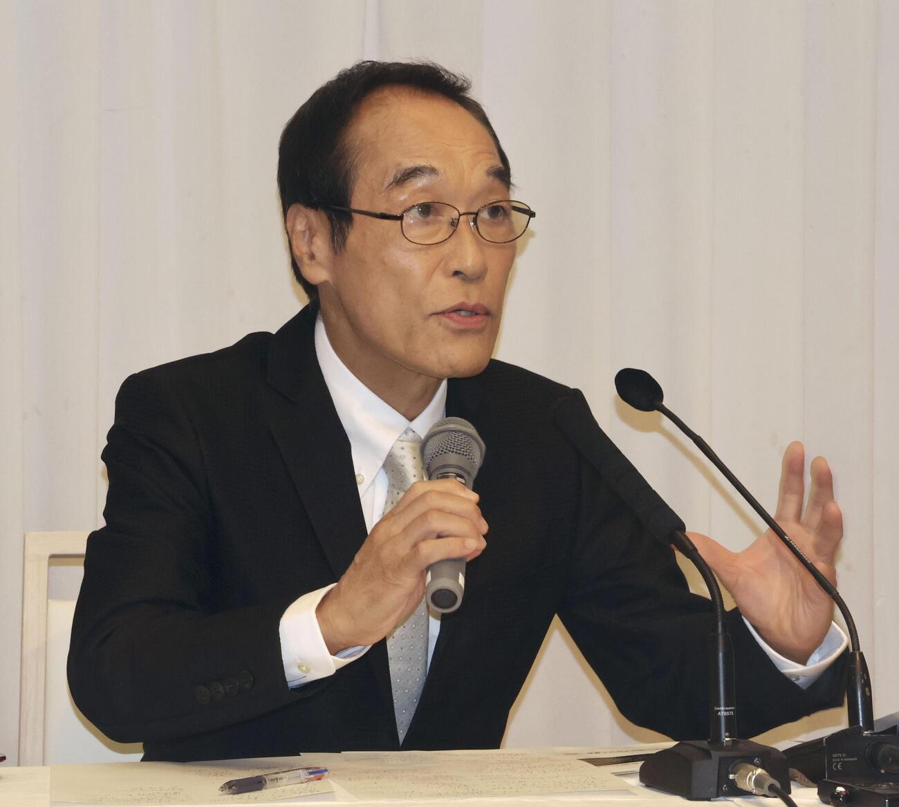 記者会見する東国原英夫氏＝24日午後、宮崎市（共同）