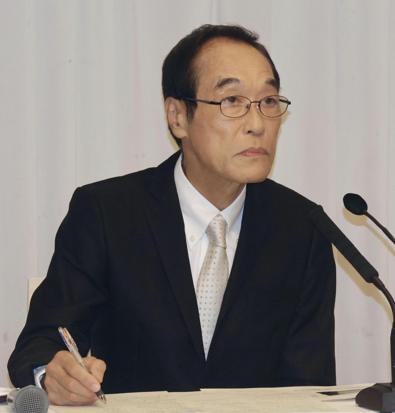 記者会見する東国原英夫氏＝24日午後、宮崎市（共同）