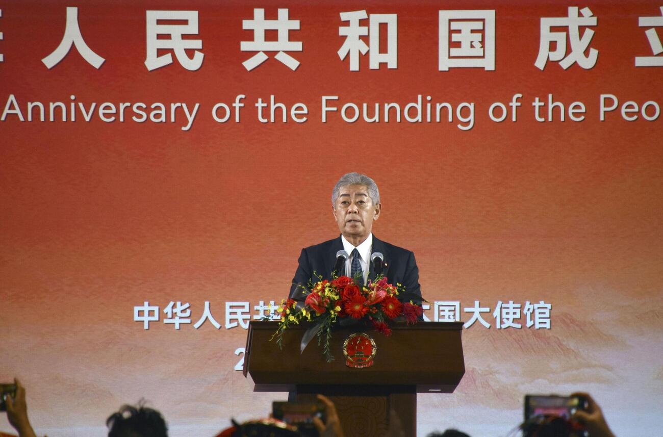 中国の国慶節を祝うレセプションでスピーチする岩屋毅前外相（共同）