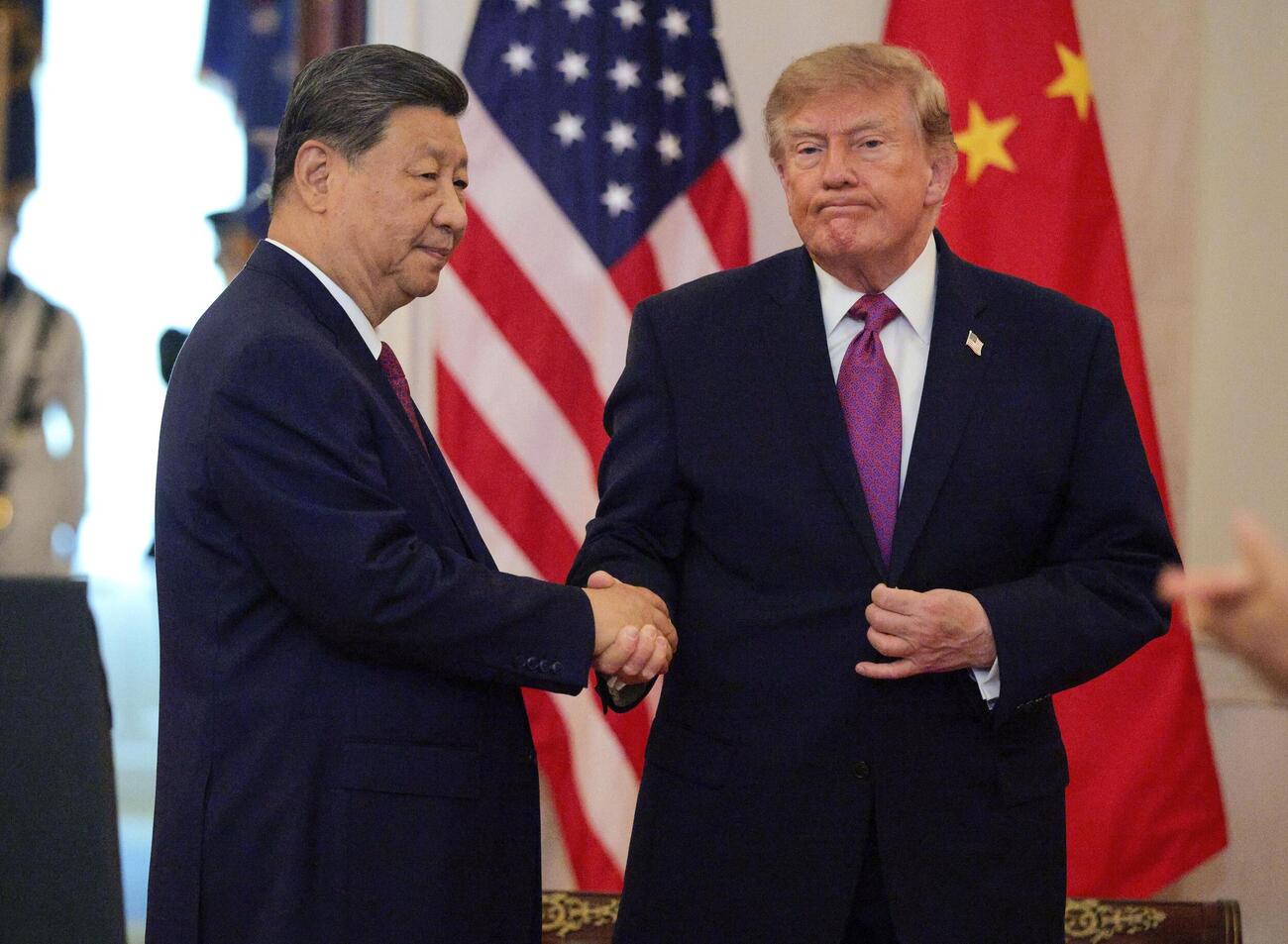 ワシントンのホワイトハウスで開かれた式典で握手を交わすトランプ米大統領（右）と中国の習近平国家主席＝24日（ゲッティ＝共同）