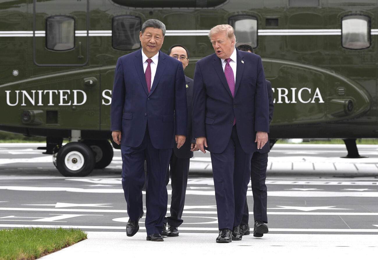 ワシントンのホワイトハウスで中国の習近平国家主席（左）を「マリーンワン」（奥）に案内したトランプ米大統領＝24日（AP＝共同）