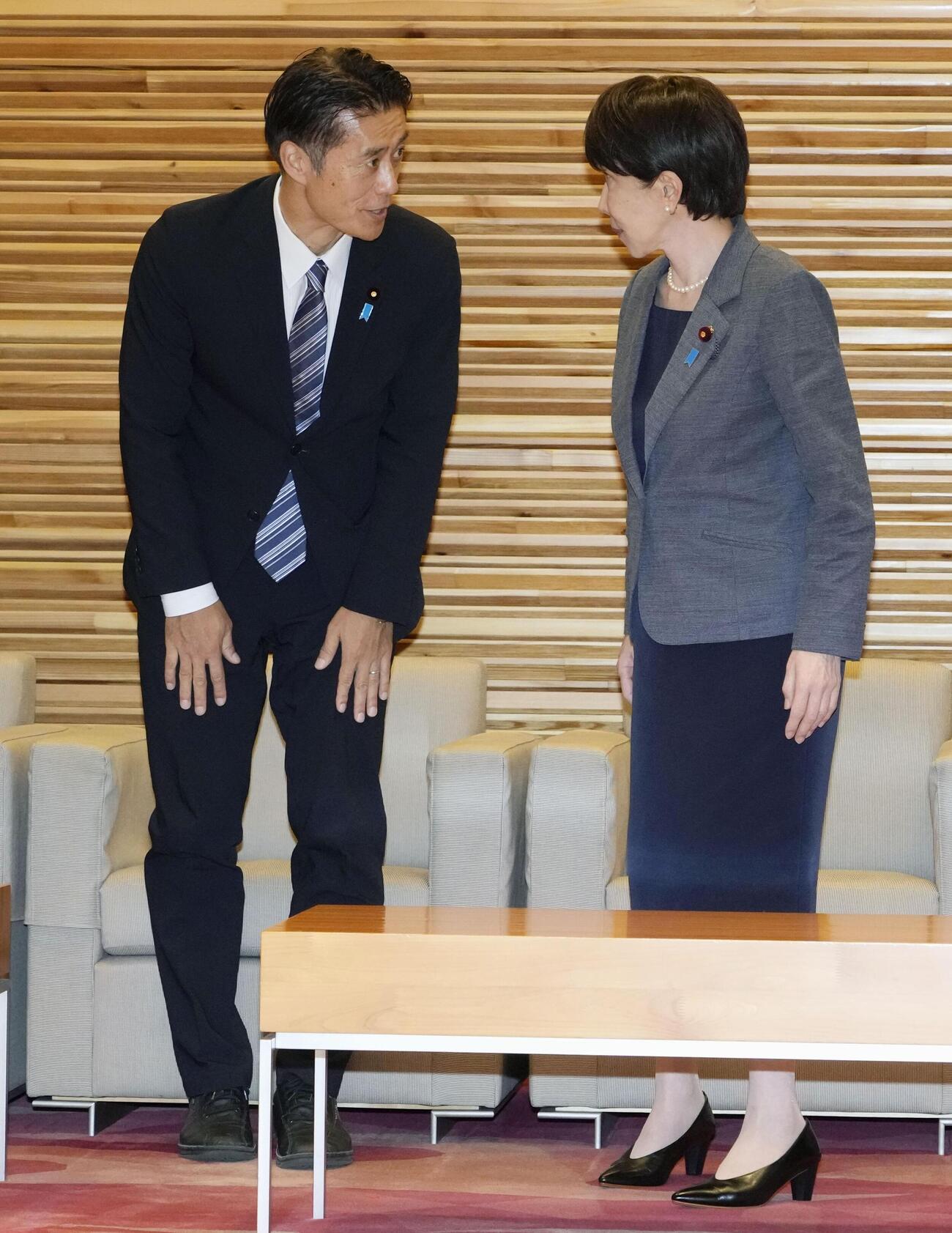 閣議に臨む細野防災相（左）と高市首相＝25日午前、首相官邸