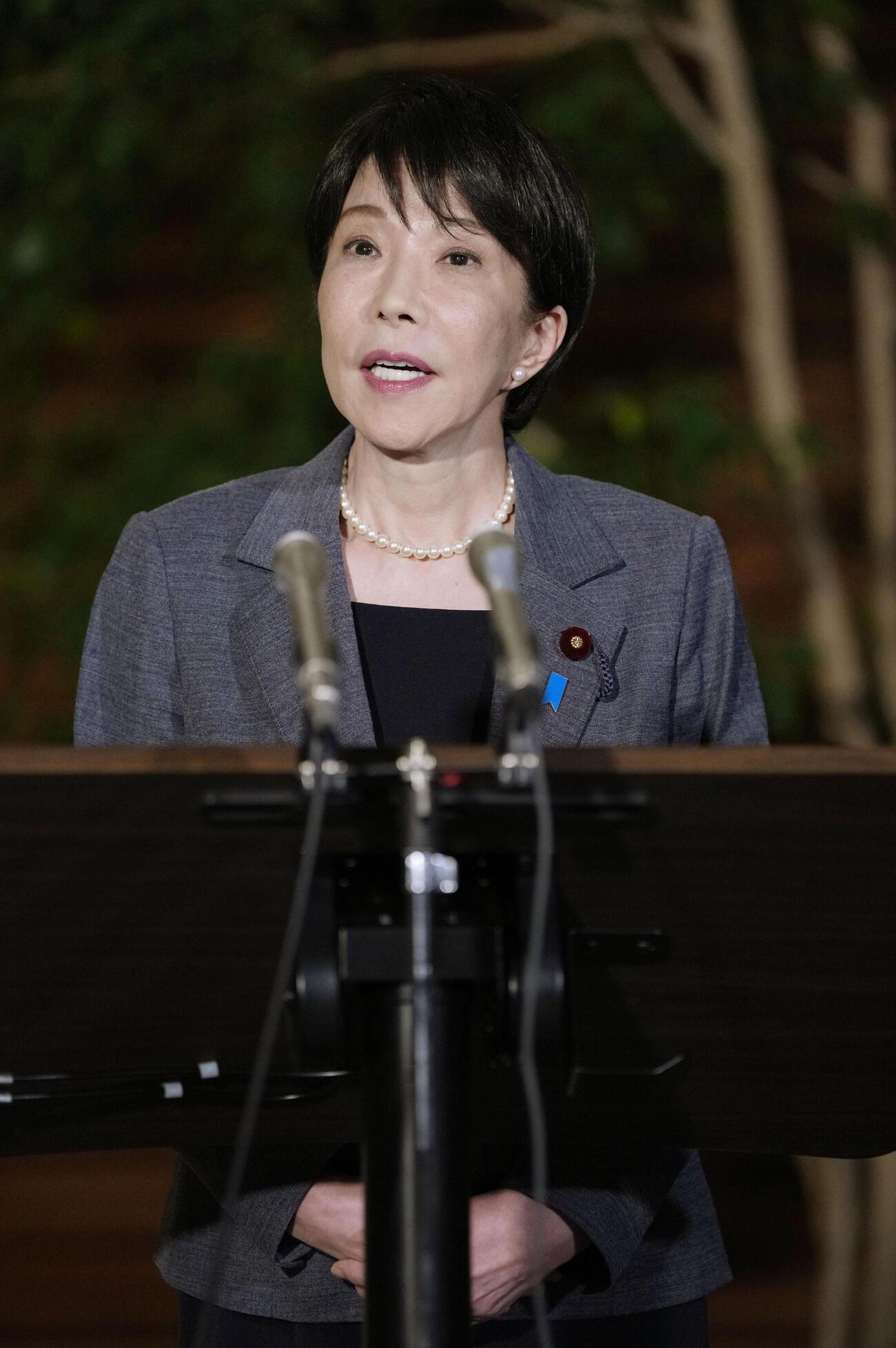 記者団の取材に応じる高市首相（共同）