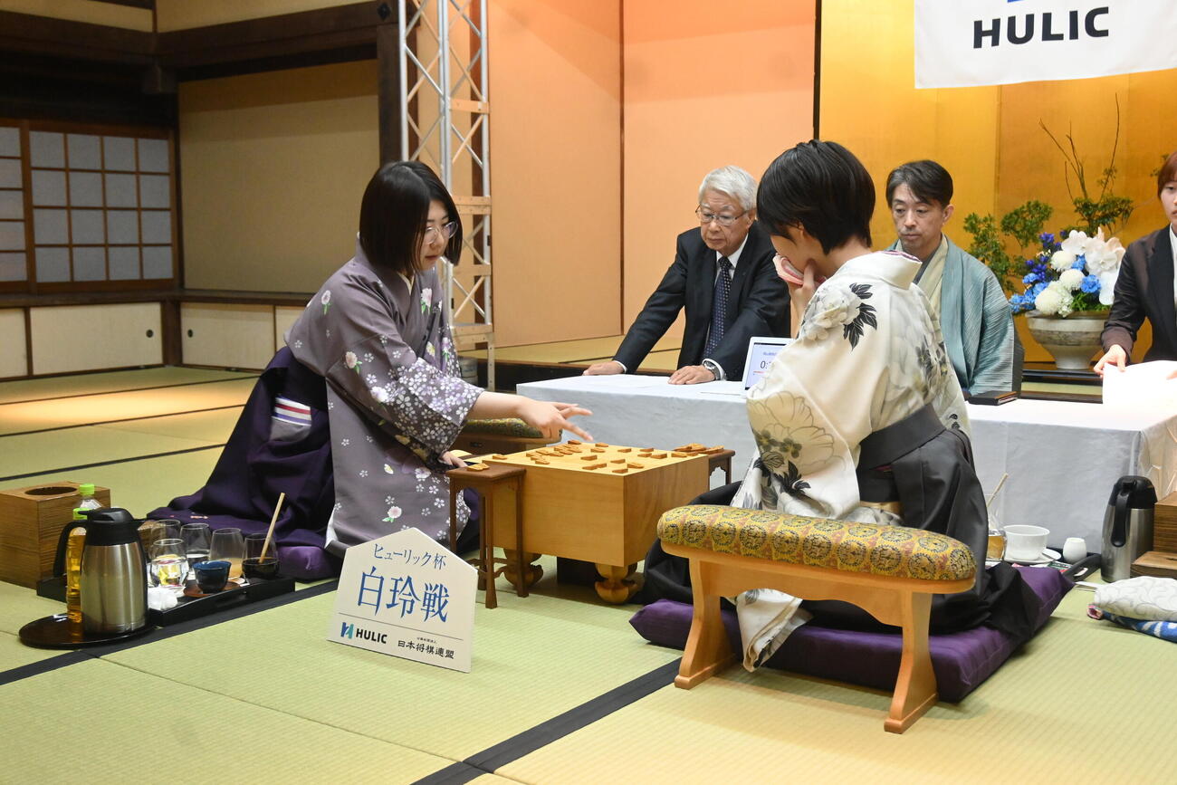 終局後、感想戦を行った西山朋佳白玲（左）福間香奈女流4冠（撮影・松浦隆司）
