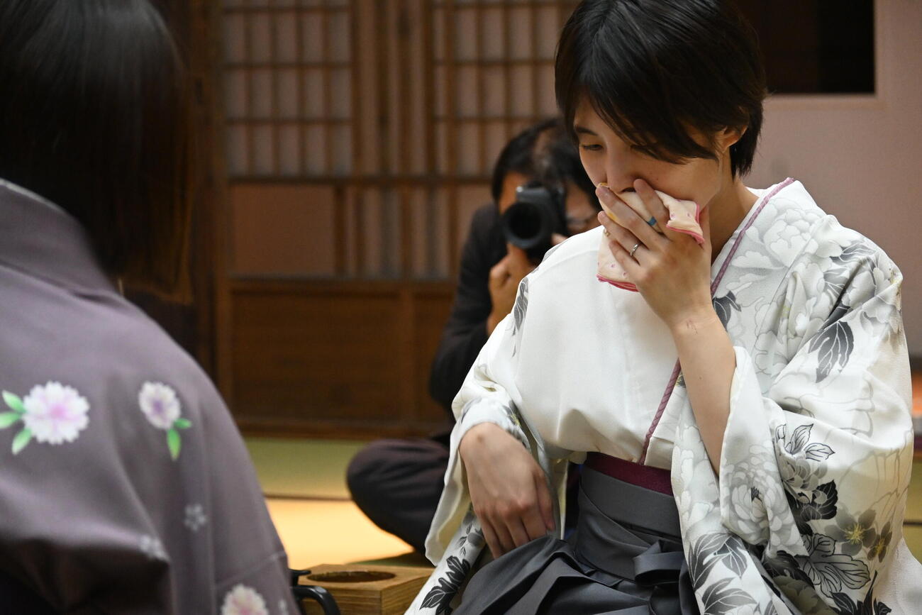 終局後、感想戦を行った福間香奈女流4冠（撮影・松浦隆司）