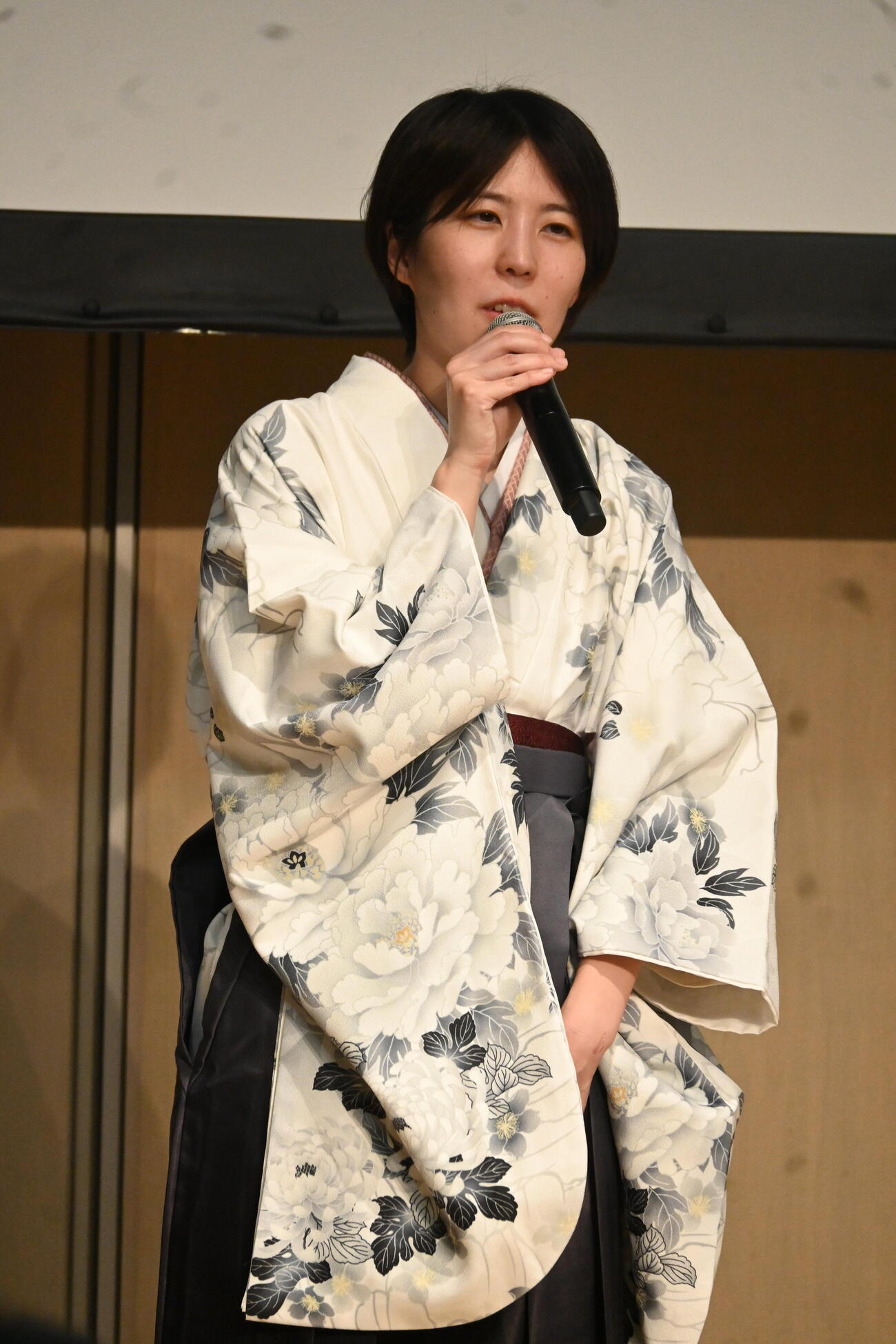 終局後、大盤解説会の登場した福間香奈女流4冠（撮影・松浦隆司）