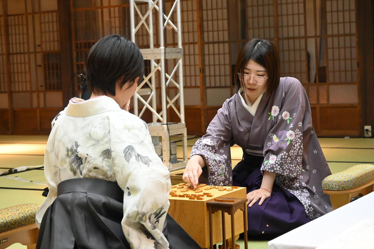 終局後、感想戦を行った西山朋佳白玲（撮影・松浦隆司）