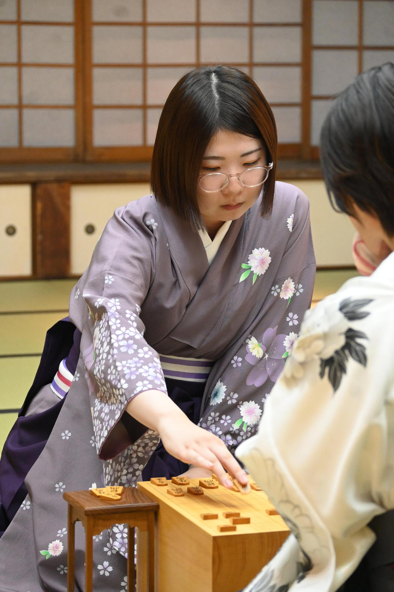 終局後、感想戦を行った西山朋佳白玲（撮影・松浦隆司）