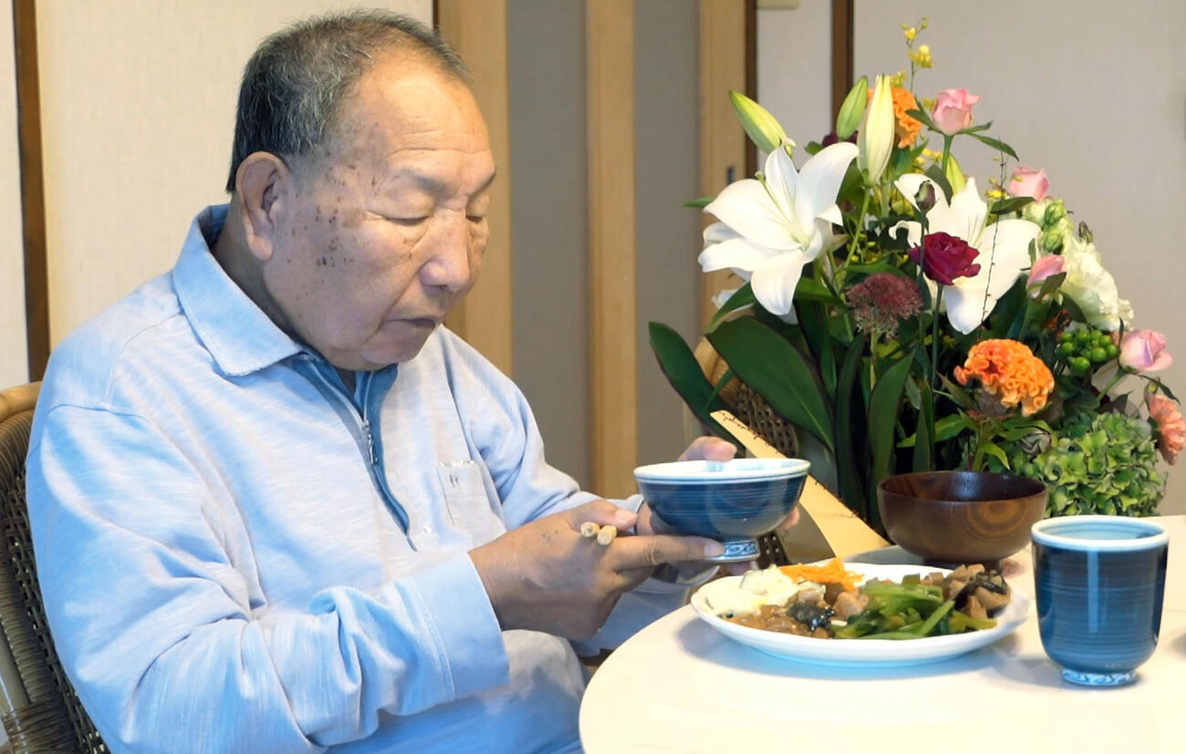 昼食を取る袴田巌さん＝26日、浜松市（袴田さん支援クラブ提供）(共同)
