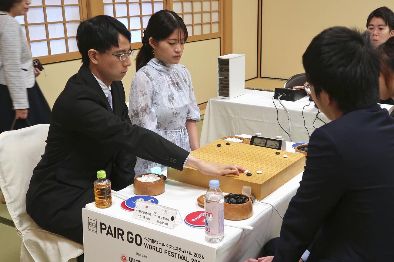 「ペア碁」イベントの対局に臨む一力遼九段（左）と藤沢里菜七段のペア＝27日、名古屋市（共同）