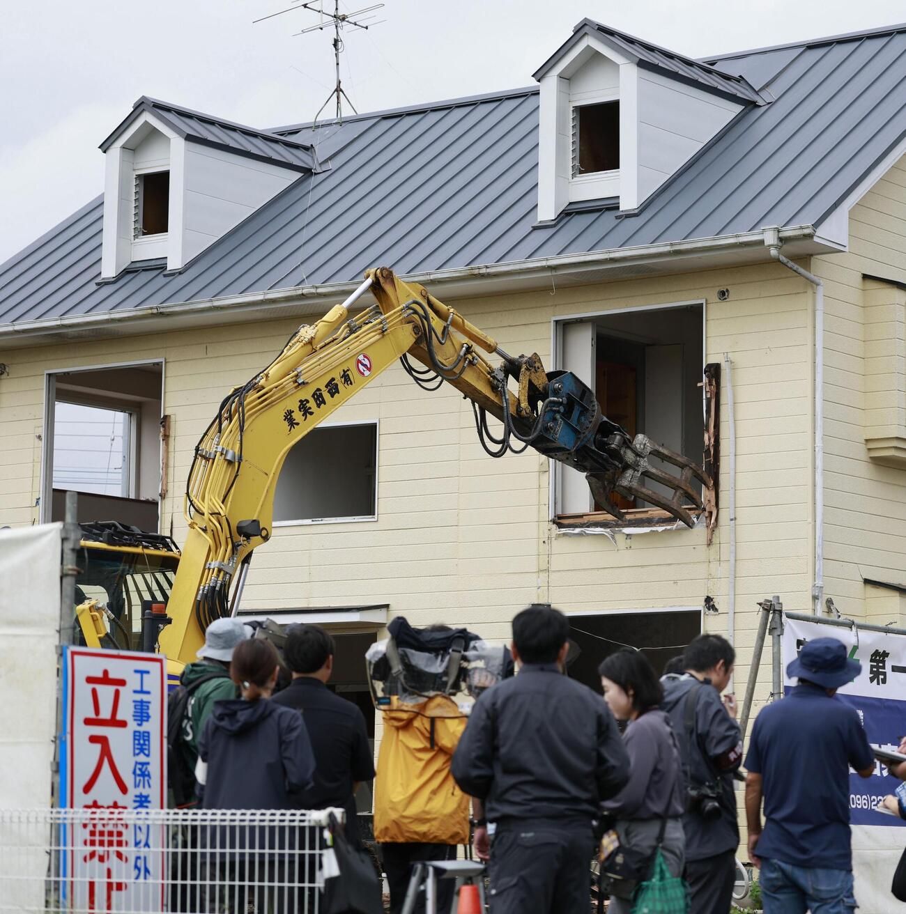 地震発生から2カ月となった熊本県甲佐町で始まった損壊建物の公費解体作業（共同）