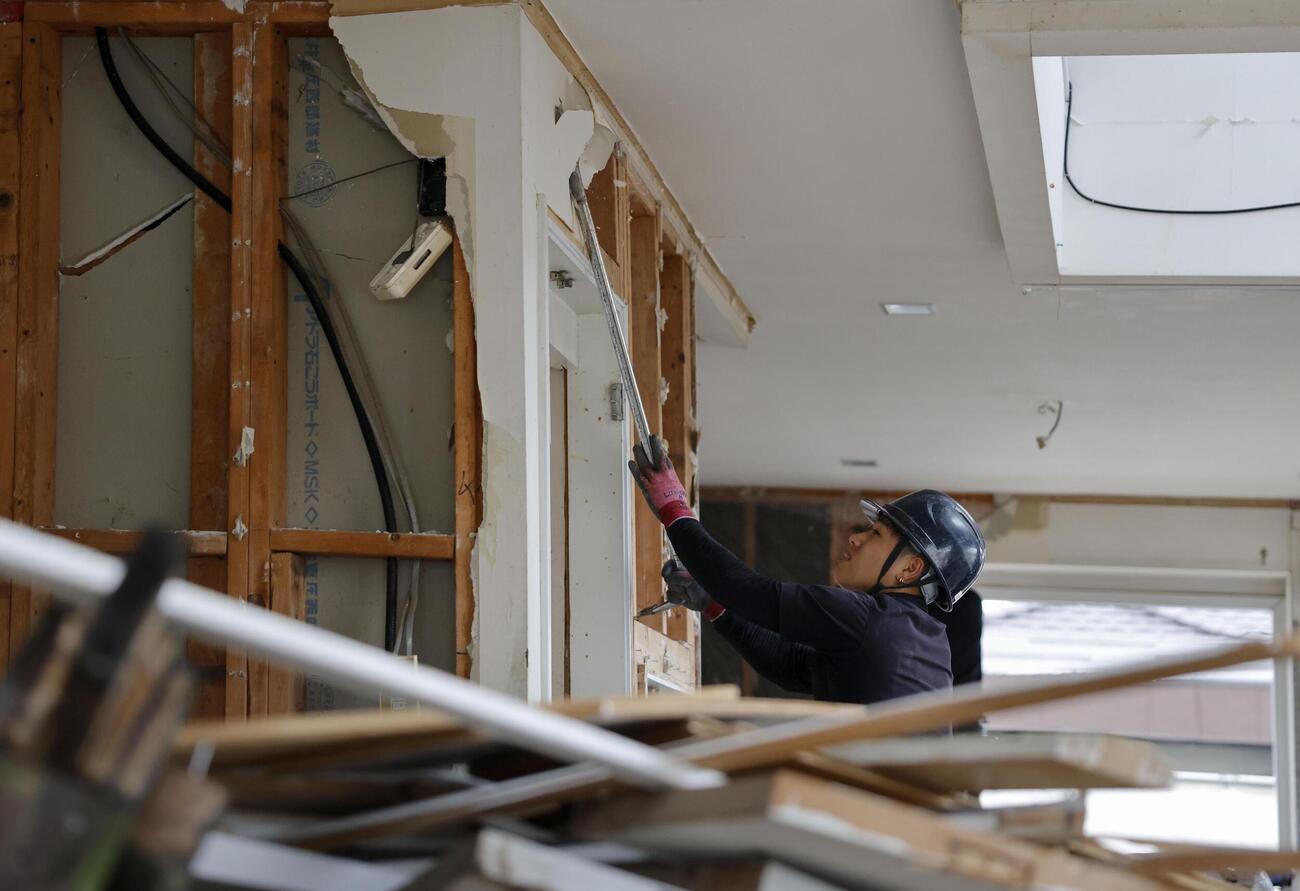 地震発生から2カ月となった熊本県甲佐町で始まった損壊建物の公費解体作業（共同）