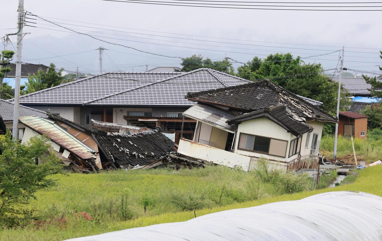 倒壊したまま残る家屋。地震発生から2カ月となった（共同）