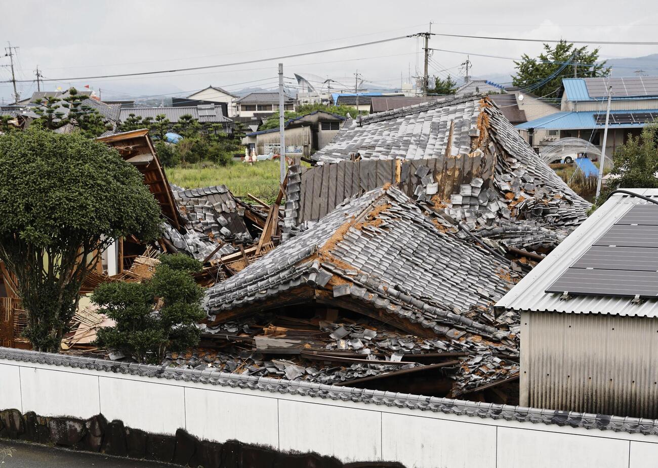 倒壊したまま残る家屋。地震発生から2カ月となった（共同）