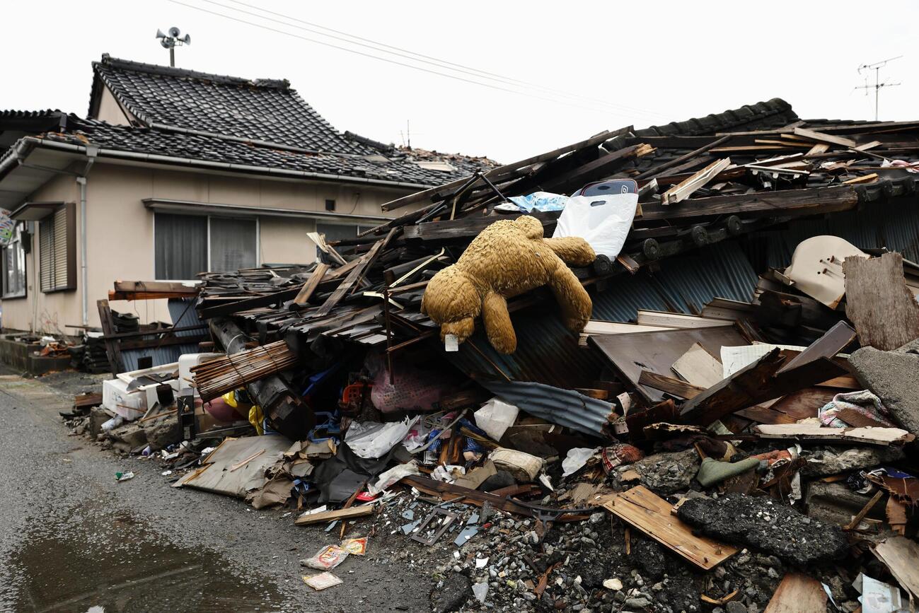 倒壊したまま残る家屋。地震発生から2カ月となった（共同）