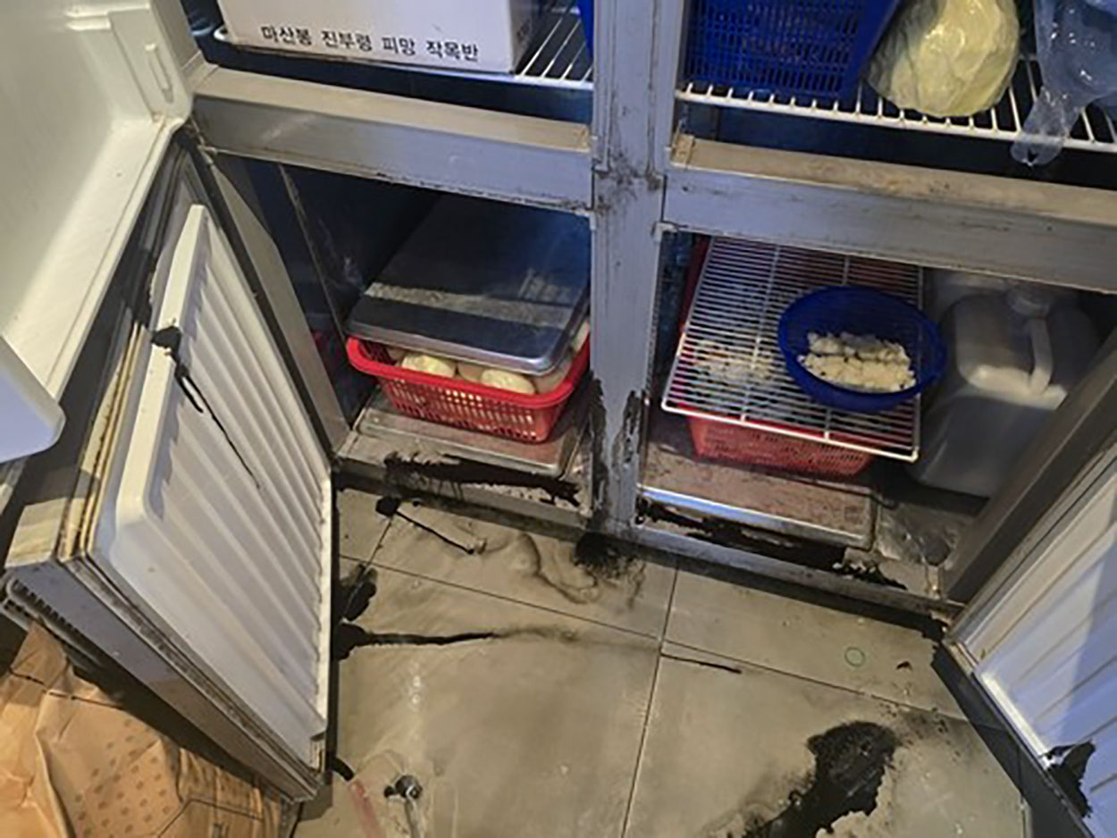 24日に襲撃を受けた中華料理店「習近平」の店内＝韓国・城南（被害者提供、聯合＝共同）