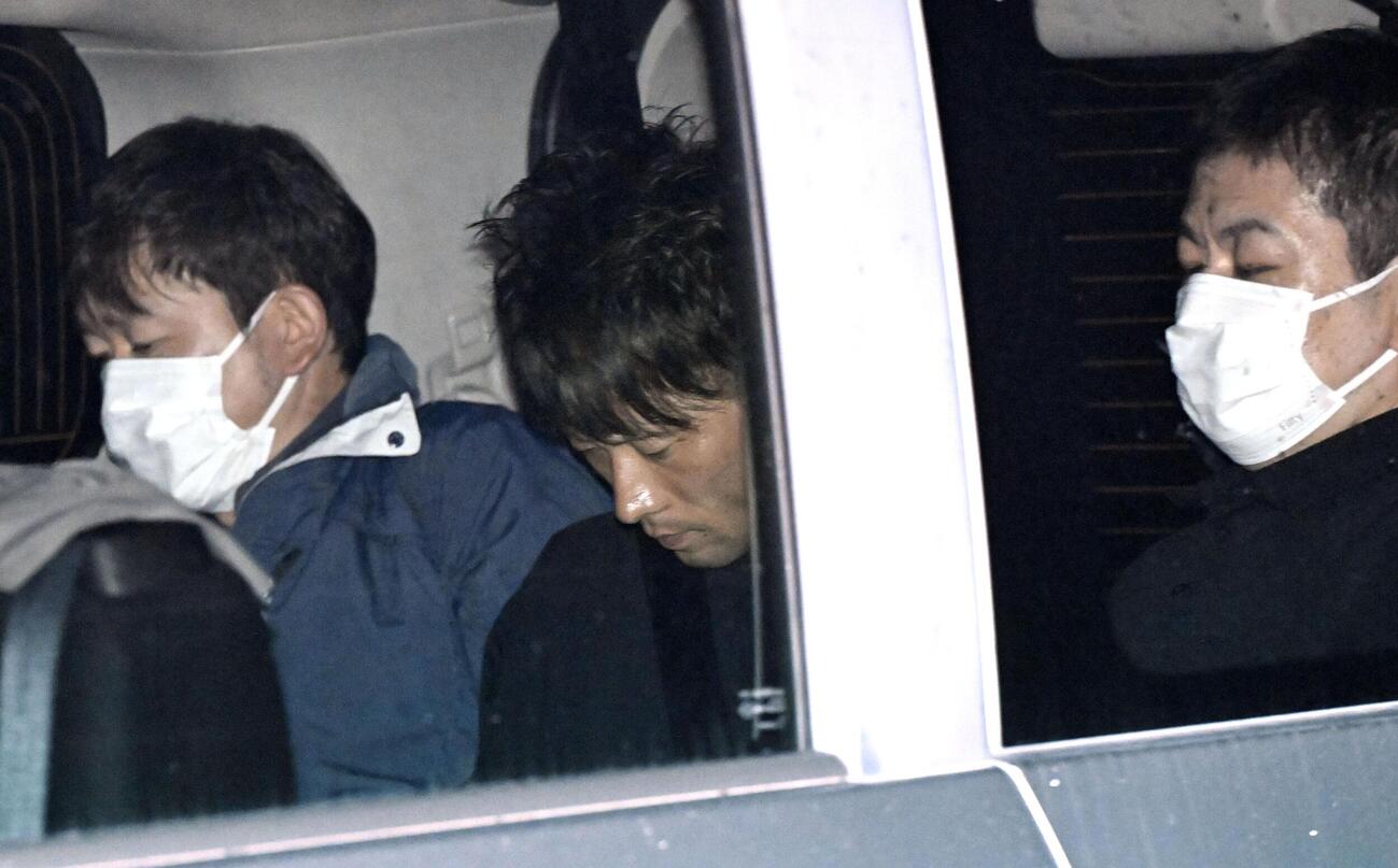 群馬県警太田署を出る三原理稀容疑者（中央）＝27日午後11時8分（共同）