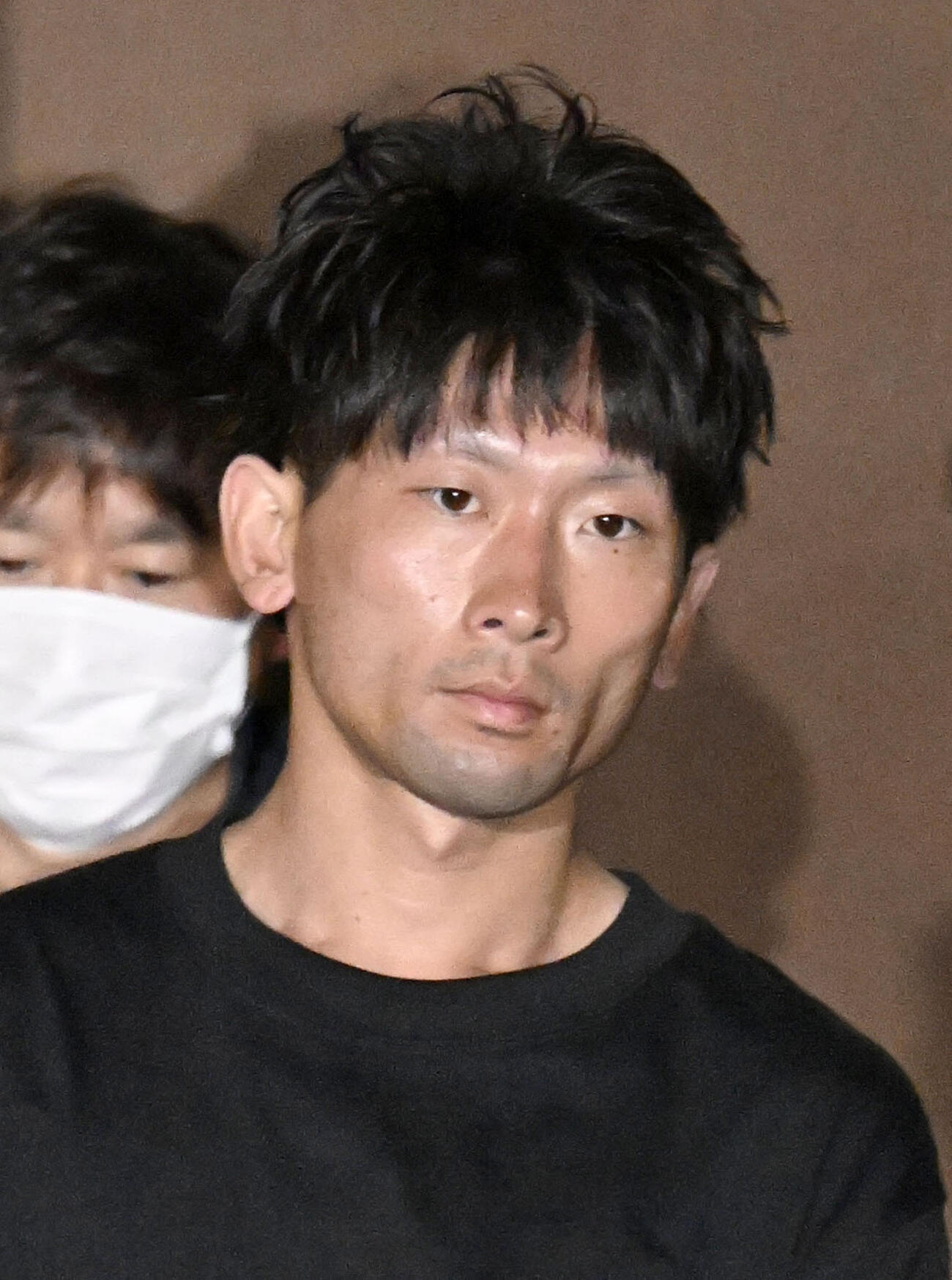 群馬県警太田署を出る三原理稀容疑者＝27日午後11時6分（共同）