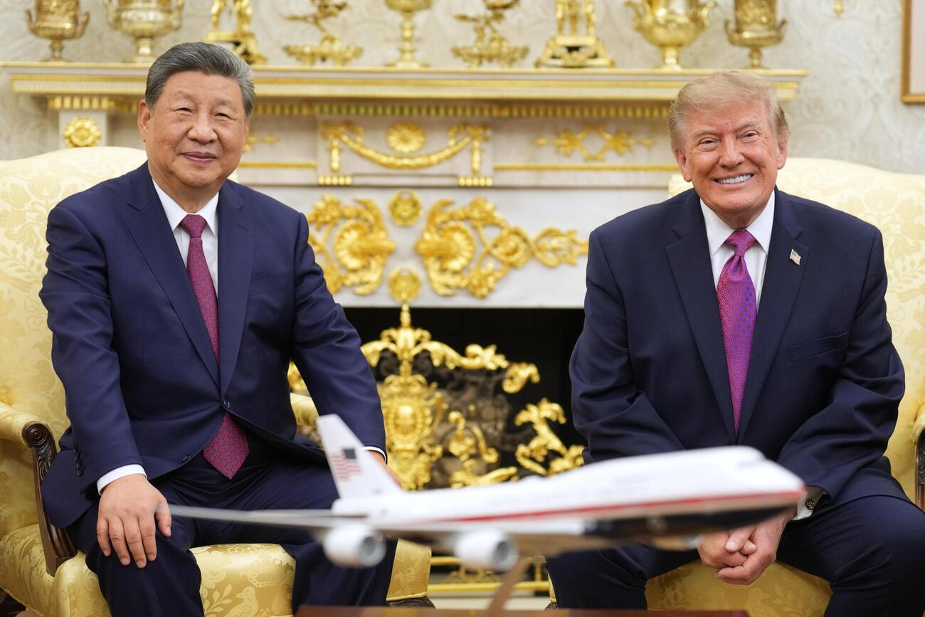 ワシントンのホワイトハウスで会談するトランプ米大統領（右）と中国の習近平国家主席（AP）＝24日