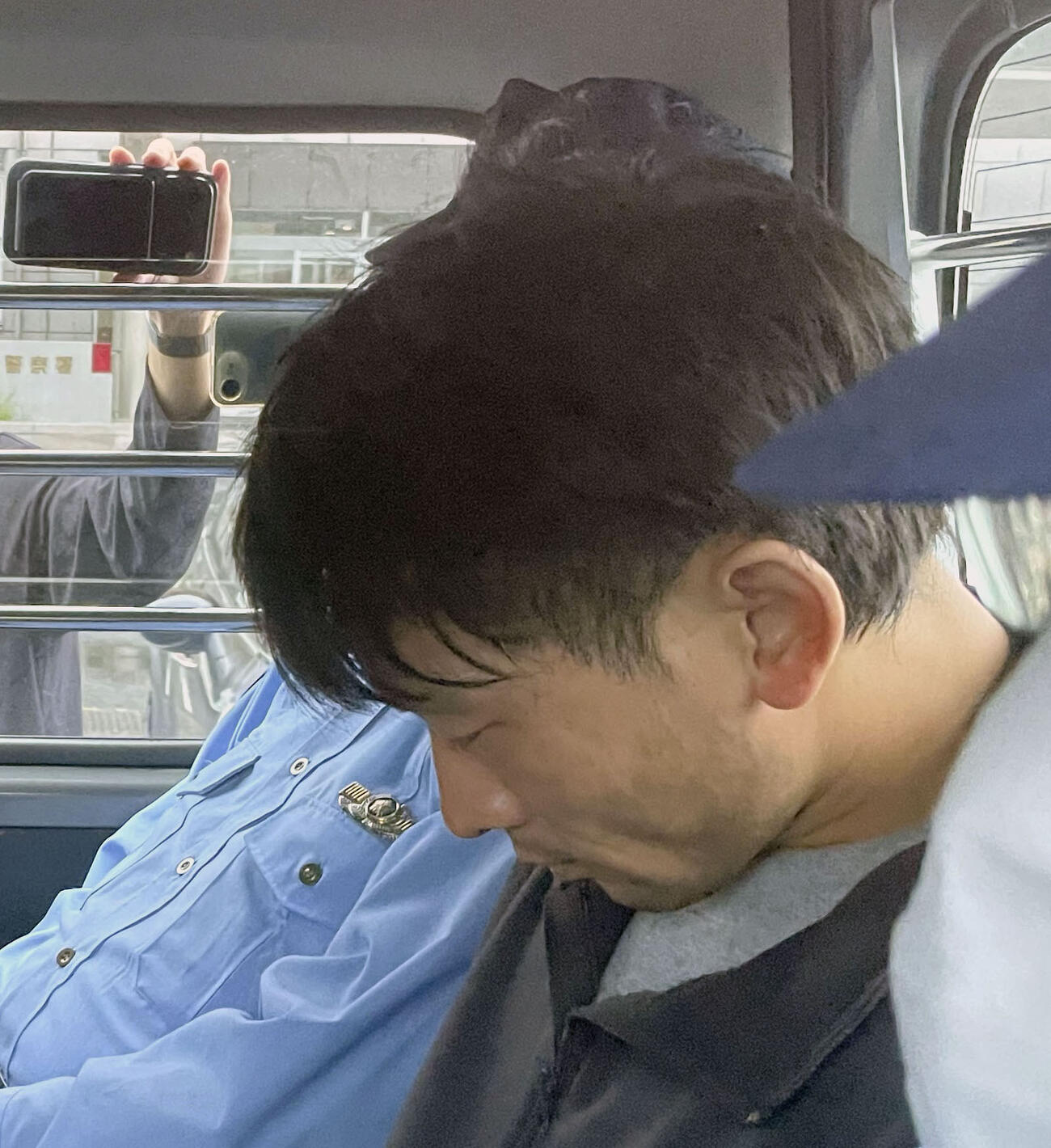 送検される三原理稀容疑者＝29日午前、前橋署（共同）