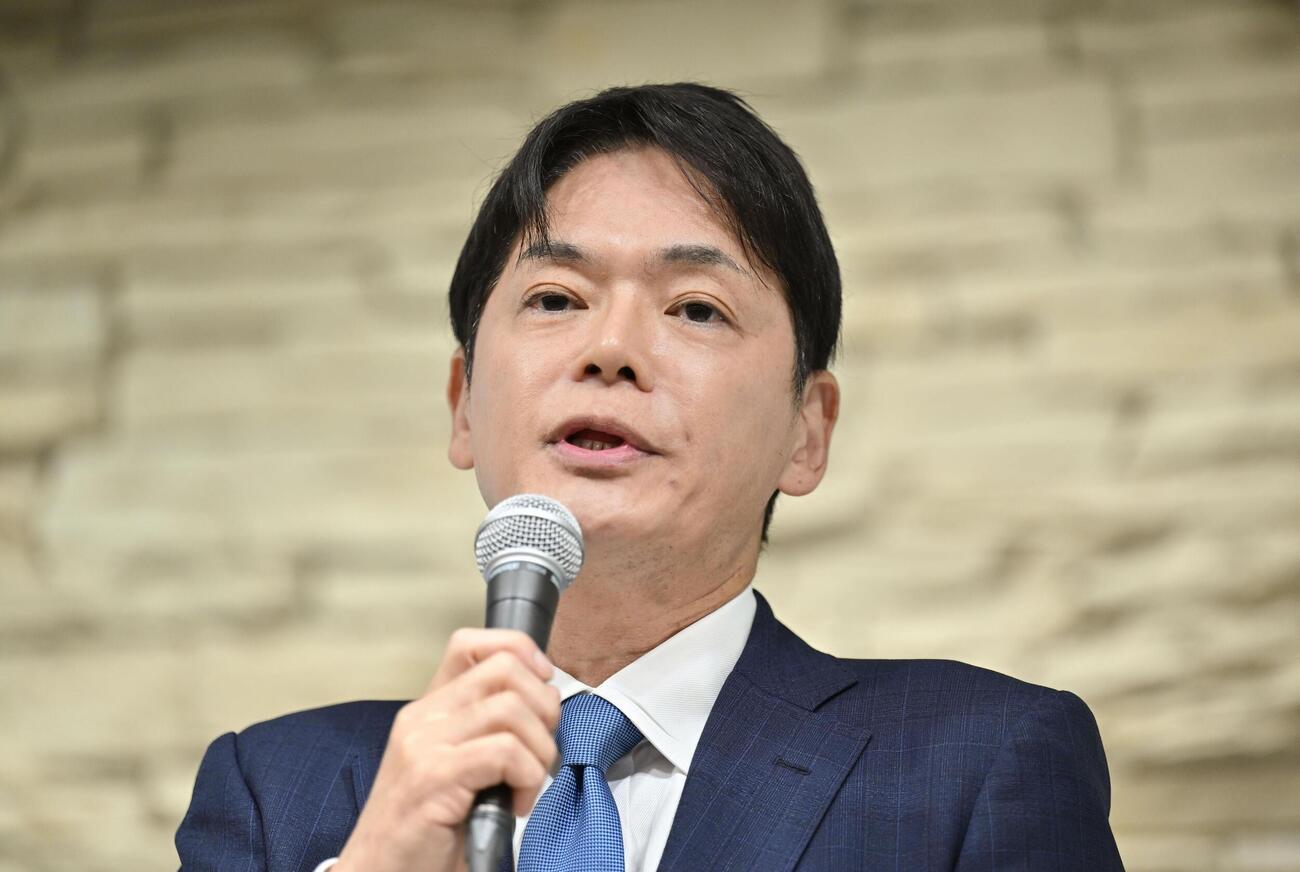 横浜市長選への立候補で記者会見する山中竹春前市長（共同）