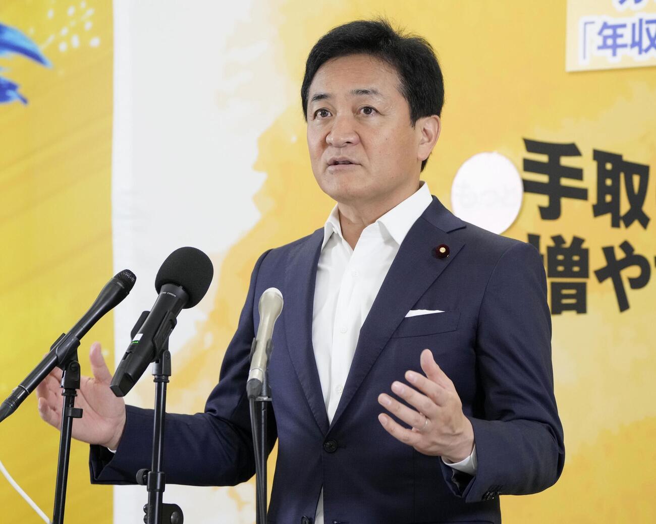 記者会見する国民民主党の玉木代表＝29日午前、国会(共同)