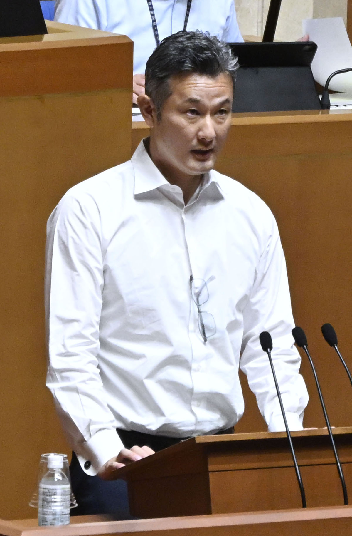 福岡県議会本会議の一般質問前に謝罪する林泰輔県議＝25日午後(共同)