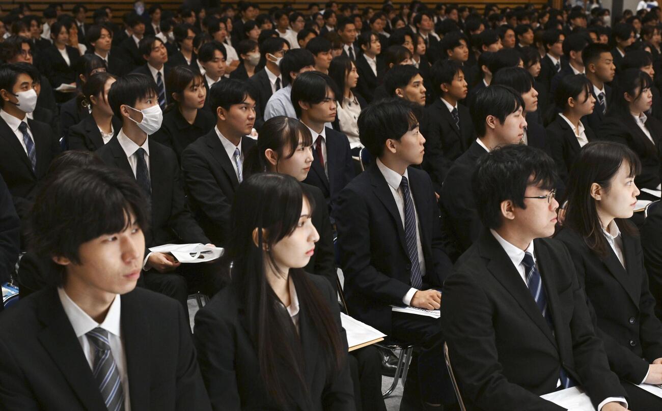 2027年春入社の新入社員を対象とするNECの内定式＝1日午前、川崎市（共同）